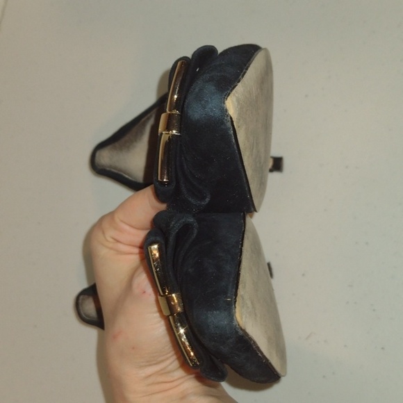 Classy black heel with bow and gold accents 6m bcbgeneration - Picture 6 of 11